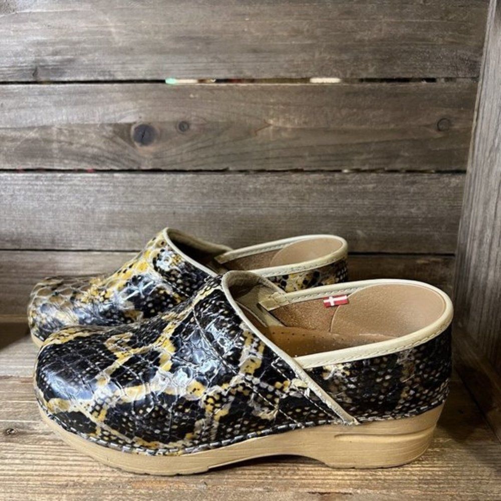 Womens Sanita Snake Scale Print Leather Comfort Clogs Shoes EUR 38 US 7 M GUC - Picture 2 of 6